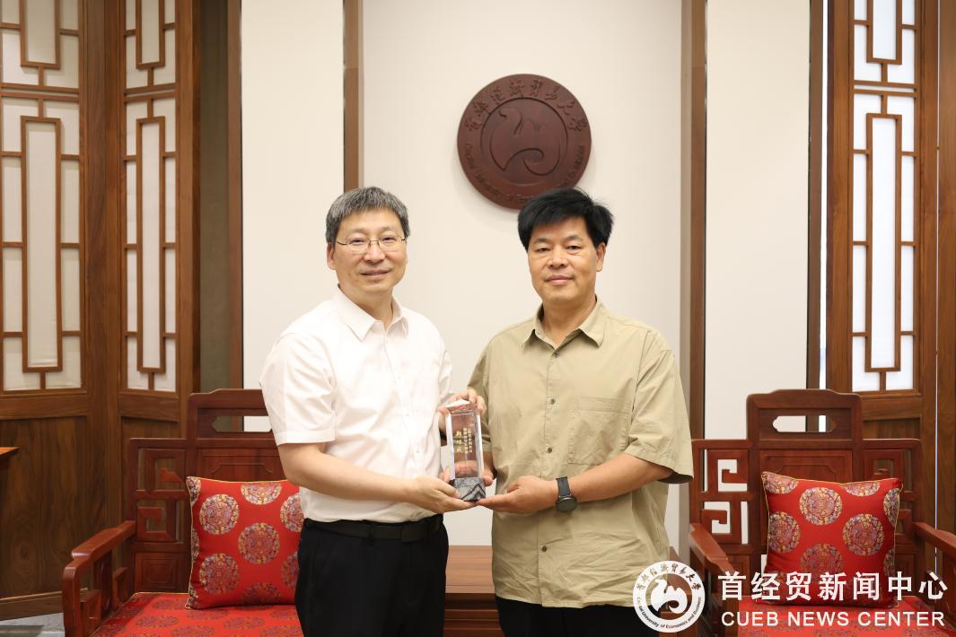 中国人民大学学术委员会副主任郑功成受