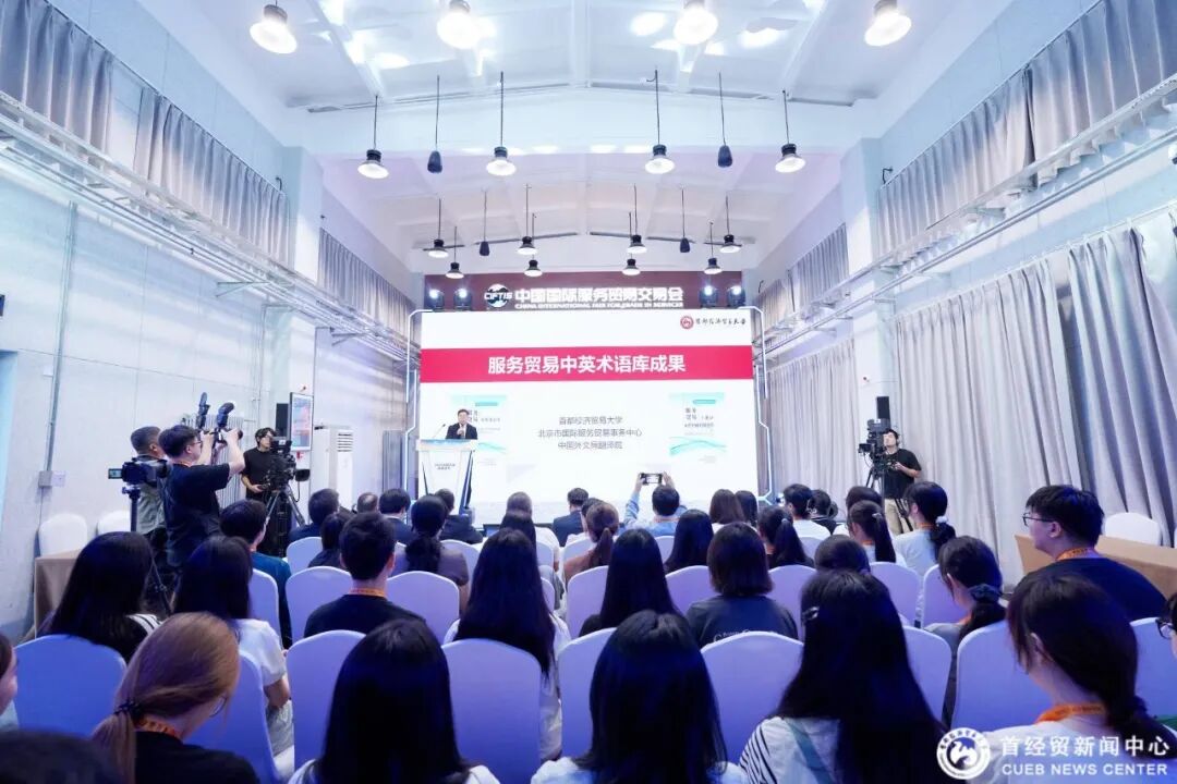院长刘重霄带领研究团队讨论 相关阅读